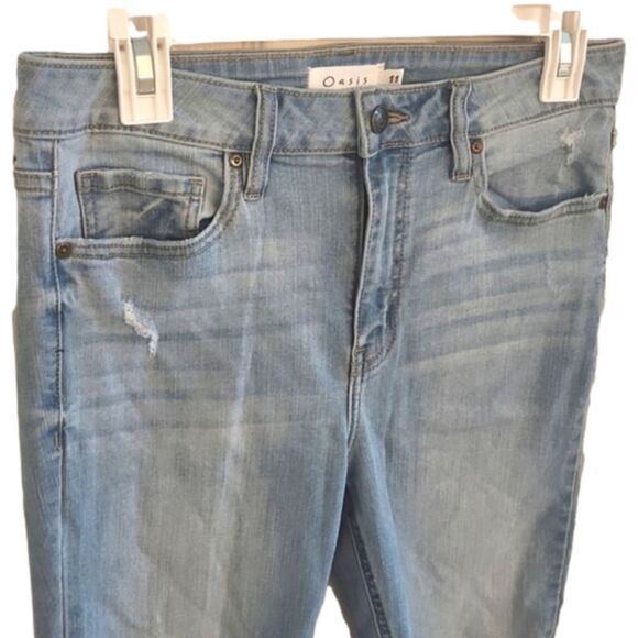 𝅺Juniors Oasis by Eunina cropped distressed lightwash jeans size 11 - Picture 4 of 9